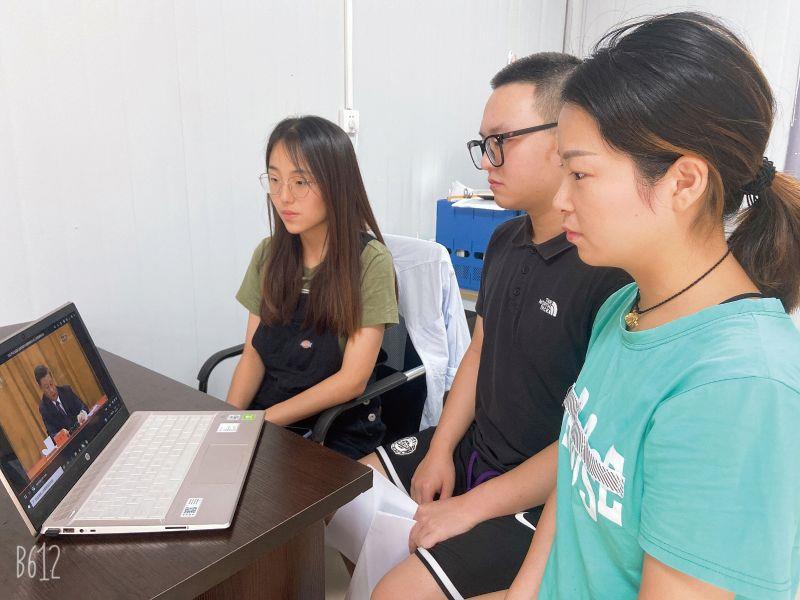 中铁上海局华海公司图为9月8日，重庆地铁4号线02标项目部员工通过网络直播观看表彰大会。郭慧霞摄影 (1)
